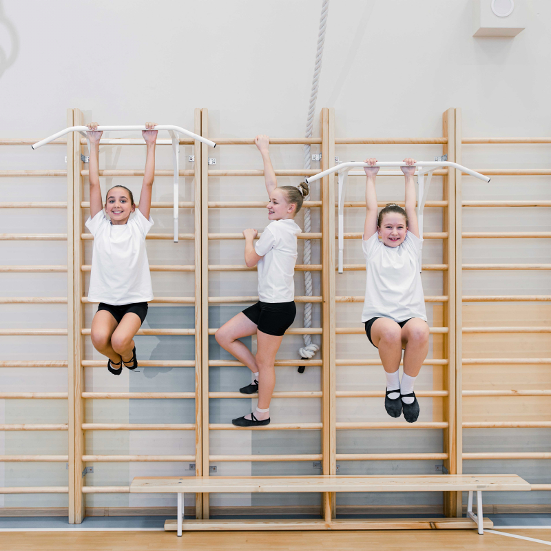 Скамья гимнастическая на металлических ножках 2.4 м ZAVODSPORTA