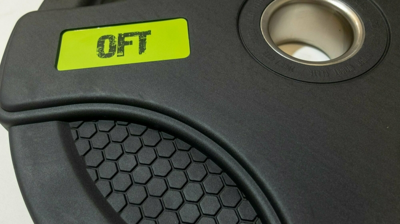 Диск олимпийский обрезиненный черный с двумя хватами 20 кг Original FitTools FT-2HGP-20