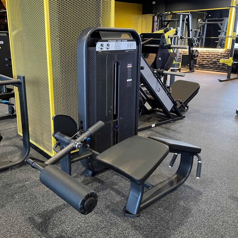 Сгибание ног лежа. Стек E7001JZ 135 кг DHZ Fitness