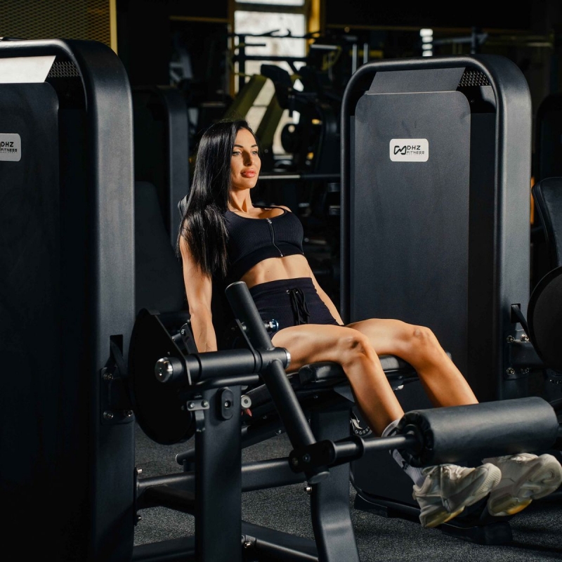Разгибание ног сидя. Стек E7002 110 кг DHZ Fitness
