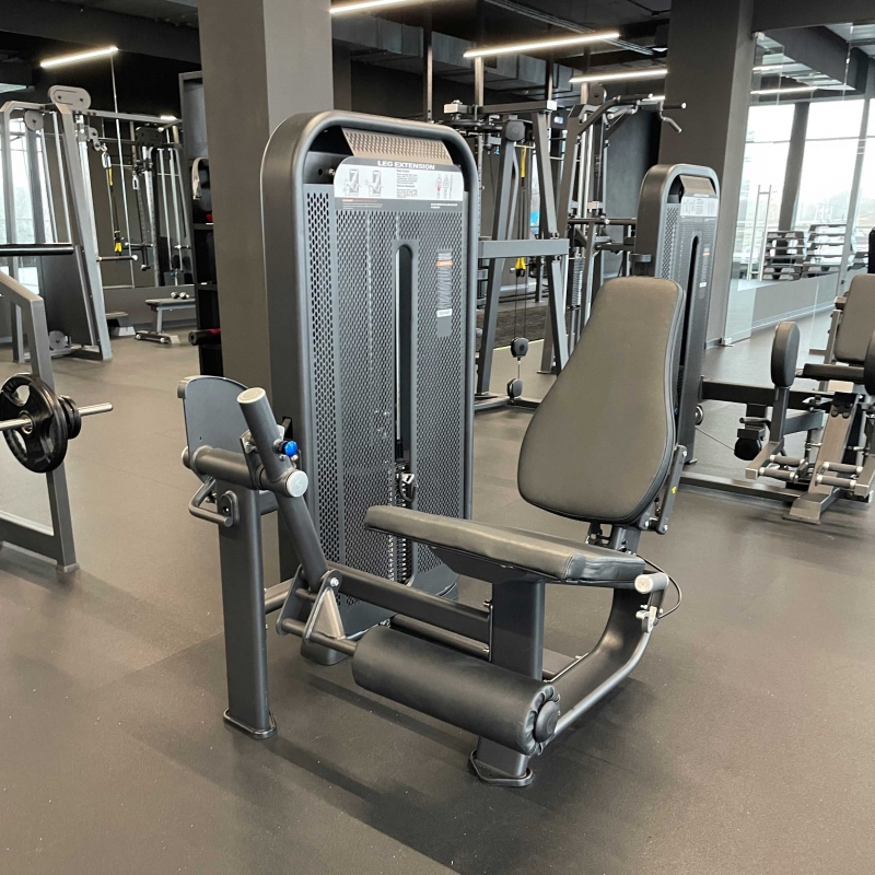 Разгибание ног сидя. Стек E7002JZ 135 кг DHZ Fitness