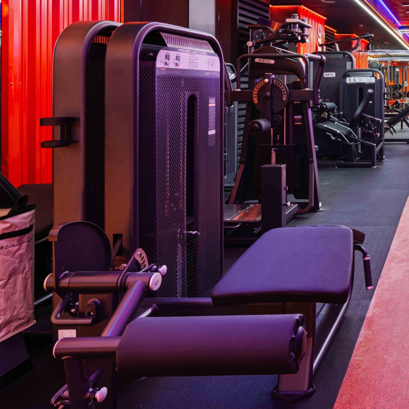 Сгибание ног лежа. Стек E7001JZ 135 кг DHZ Fitness