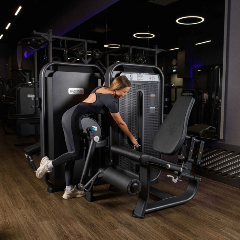 Разгибание ног сидя. Стек E7002JZ 135 кг DHZ Fitness