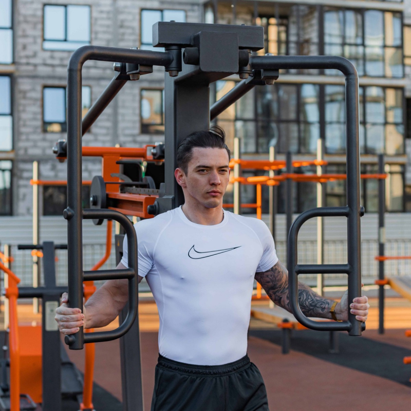 Уличный тренажер Сведение рук стоя с переменной нагрузкой ZAVODSPORTA P-1802