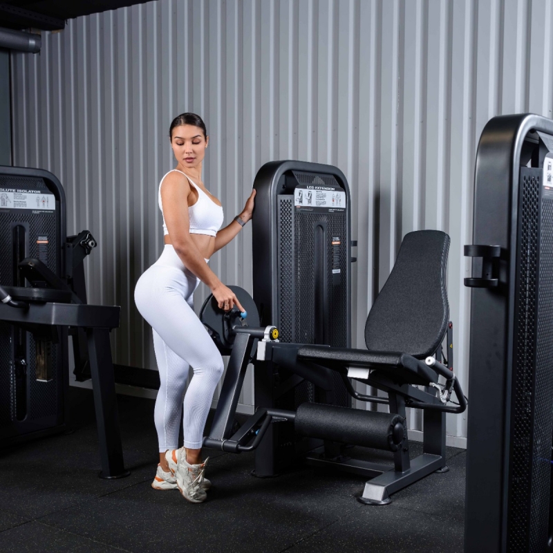 Разгибание ног сидя. Стек U3002D 109 кг DHZ Fitness