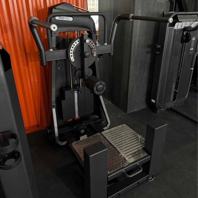 Отведение/приведение ног стоя. Махи ногами. Стек U3011C 94 кг DHZ Fitness