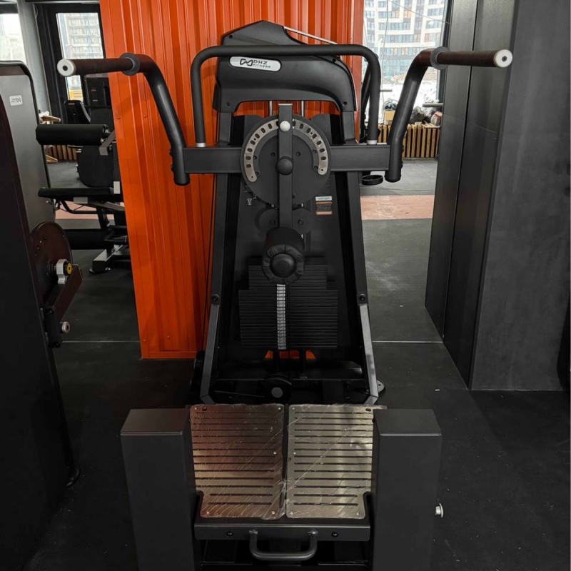 Отведение/приведение ног стоя. Махи ногами. Стек U3011C 94 кг DHZ Fitness