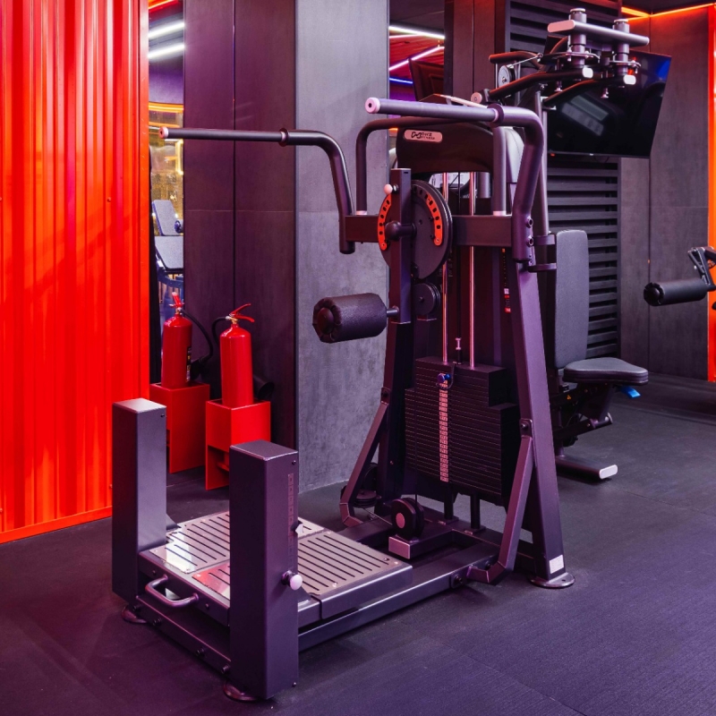 Отведение/приведение ног стоя. Махи ногами. Стек U3011C 94 кг DHZ Fitness