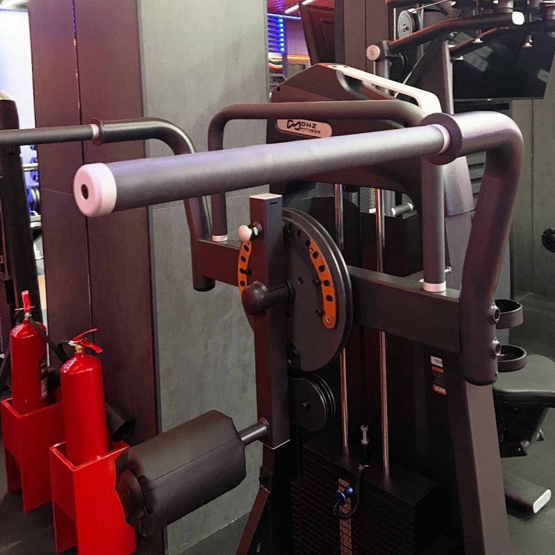 Отведение/приведение ног стоя. Махи ногами. Стек U3011C 94 кг DHZ Fitness